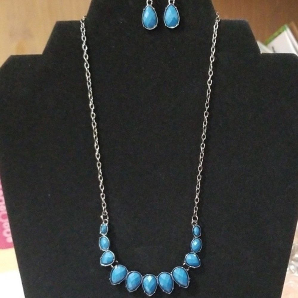 4/$20 NWT Paparazzi Ocean Blue and Silver Necklace